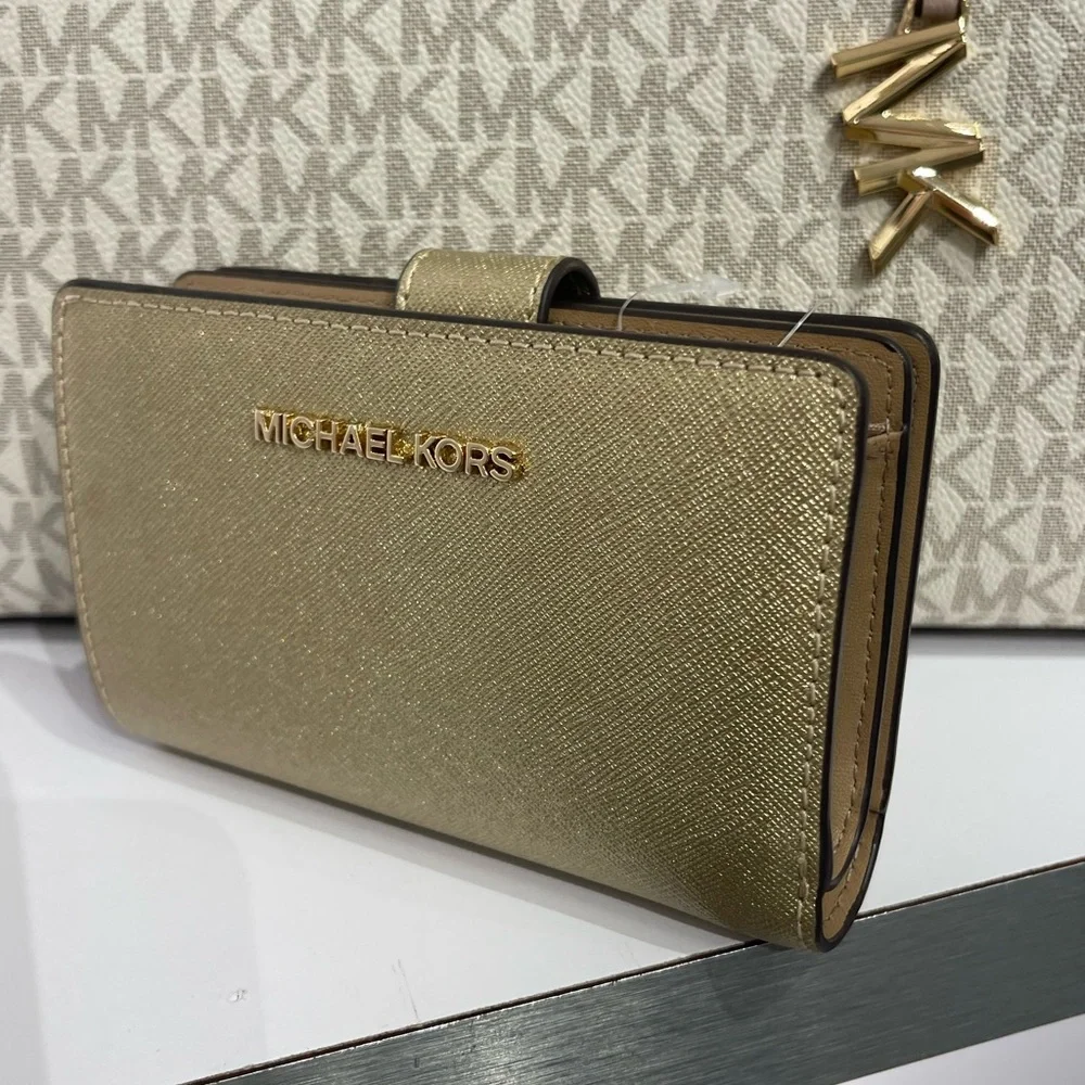 MICHAEL KORS Jet Set Md Zip CN Metallic Saffiano Leather BiFold Wallet Pale Gold